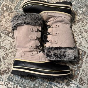 Khombu Black and Cream Winter Boots